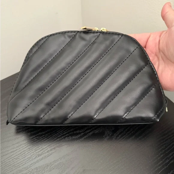 Yves Saint Laurent beauty bag, YSL mascara
YSL sample perfume, YSL body balm. - Picture 6 of 9